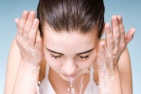 Bước chăm sóc da đầu tiên là bạn phải rửa mặt thật sạch