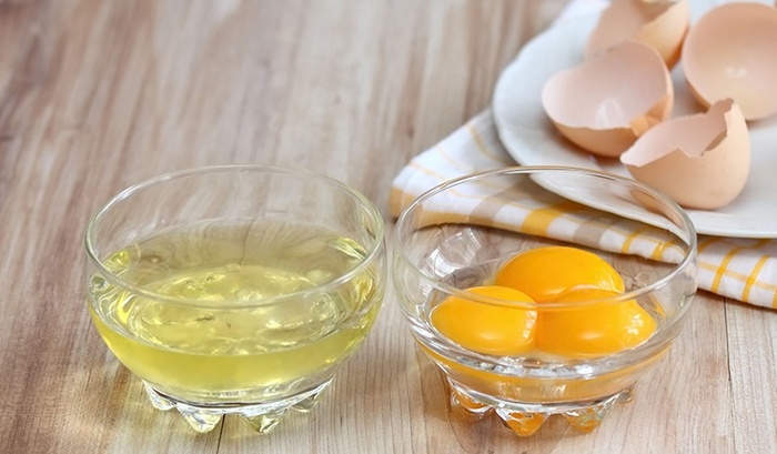 Đắp mặt nạ lòng trắng trứng giúp giảm bớt cằm nọng 