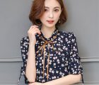 Áo voan họa tiết hoa thêm phần trẻ trung