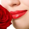 trị thâm môi bằng hoa hồng