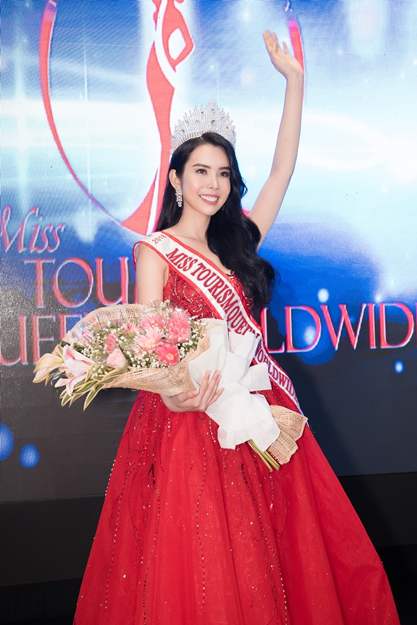Á khôi Huỳnh Vy đăng quang Hoa hậu Du lịch Thế giới 2018