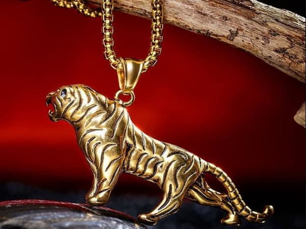 Vậy tuổi nên đeo mặt dây chuyền hình gì?
