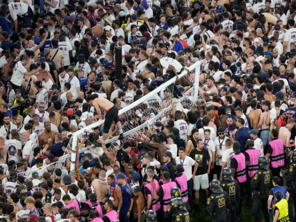 Tin thể thao: PSG lĩnh án phạt vì hành vi quá khích của NHM